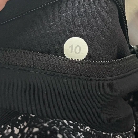 Lululemon Circuit Breaker Skirt (Regular)
Splatter White Black / Black Size 10 - Picture 10 of 16